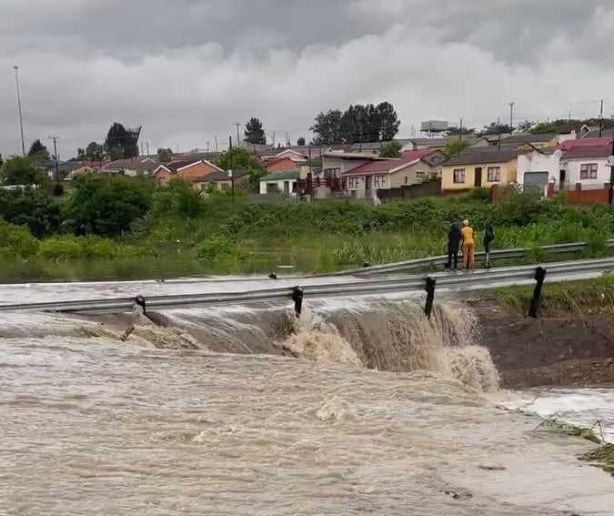 Flooding in Mdantsane. (Photo via Thabiso N/@BraThabs1, Twitter)